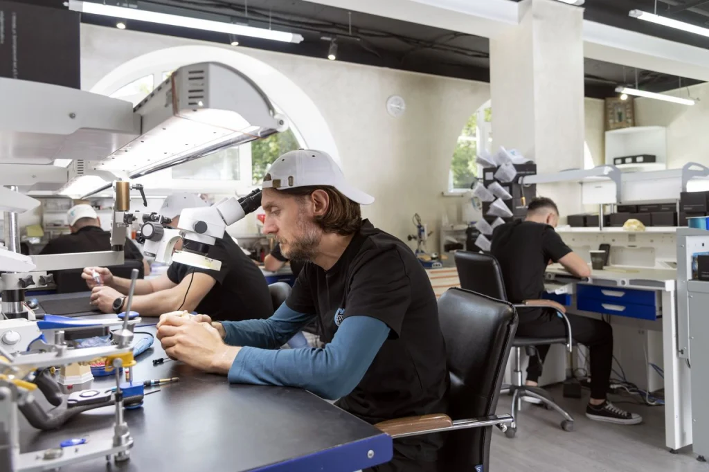 общий вид зуботехнической лаборатории в рабочем процессе